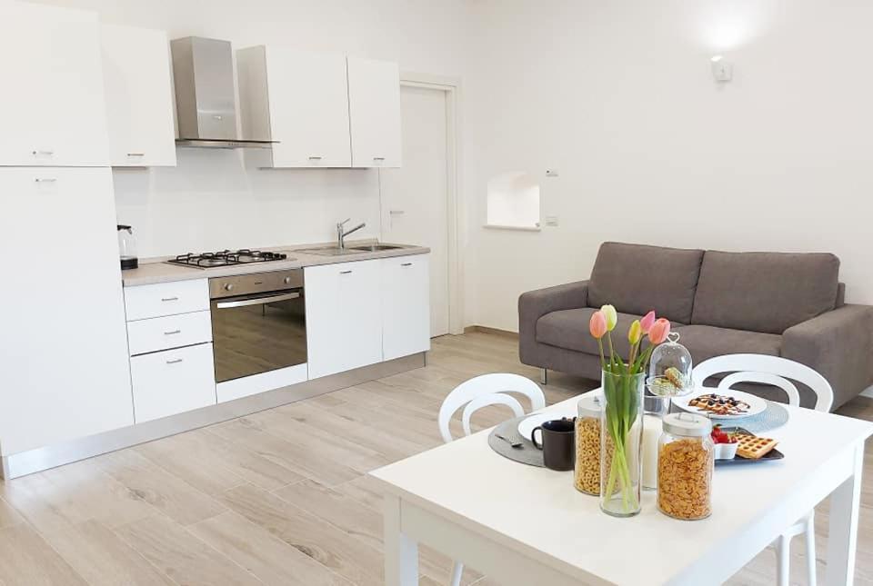 Four White Apartments Аджерола Экстерьер фото