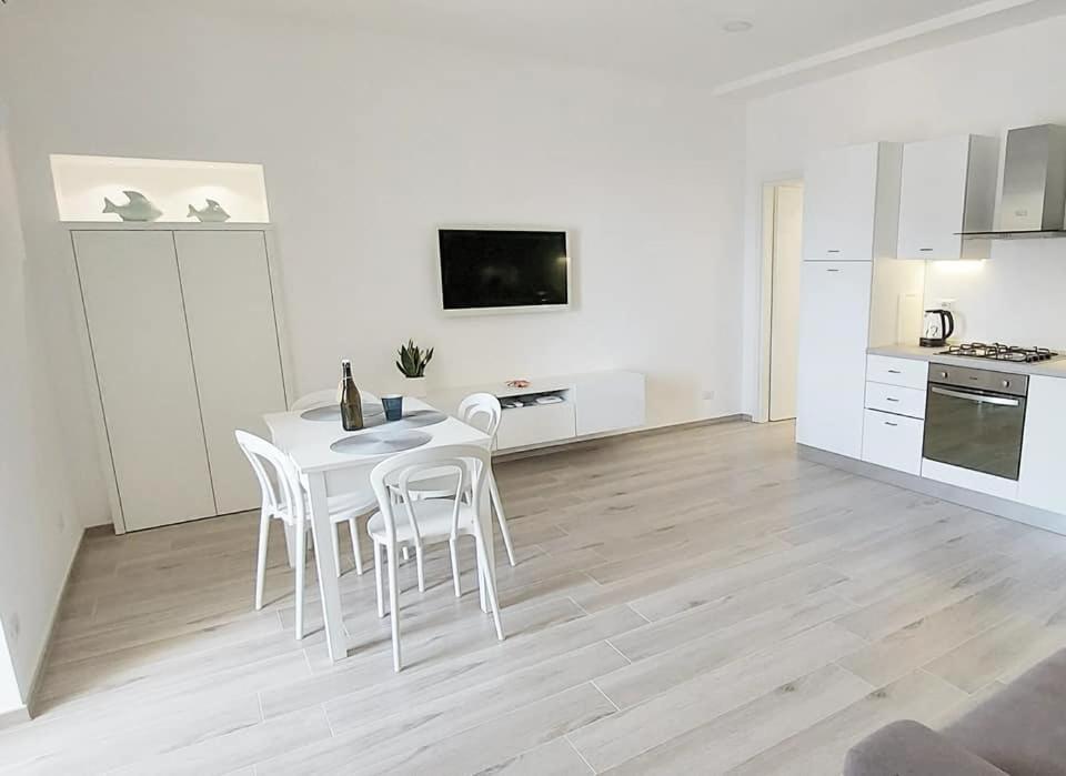Four White Apartments Аджерола Экстерьер фото